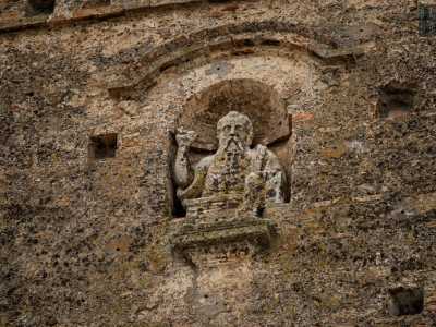 Pi� in alto sono invece presenti cinque statue religiose disposte in piccole nicchie. C�� il Padre Eterno con una lunga barba e la mano destra benedicente...